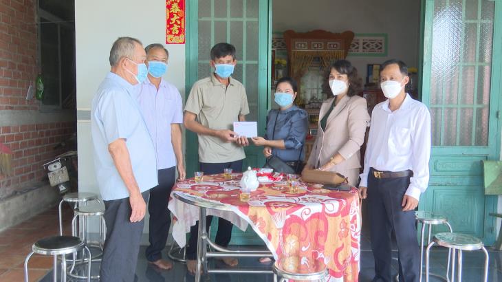 UB.MTTQ Việt Nam tỉnh Tây Ninh thăm hỏi, tặng quà các gia đình có người mất do nhiễm bệnh Covid – 19, người từ các tỉnh vùng dịch trở về địa phương